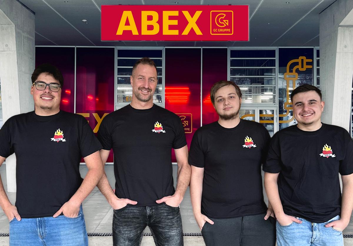 Erfolgreiches Lehrlingsteam: Matteo Svab, Dennis Tommasini und André Rosseger (v.l.n.r.) mit ABEX-ODÖRFER-Koordinator Wolfgang Frühwirth (2.v.l.)