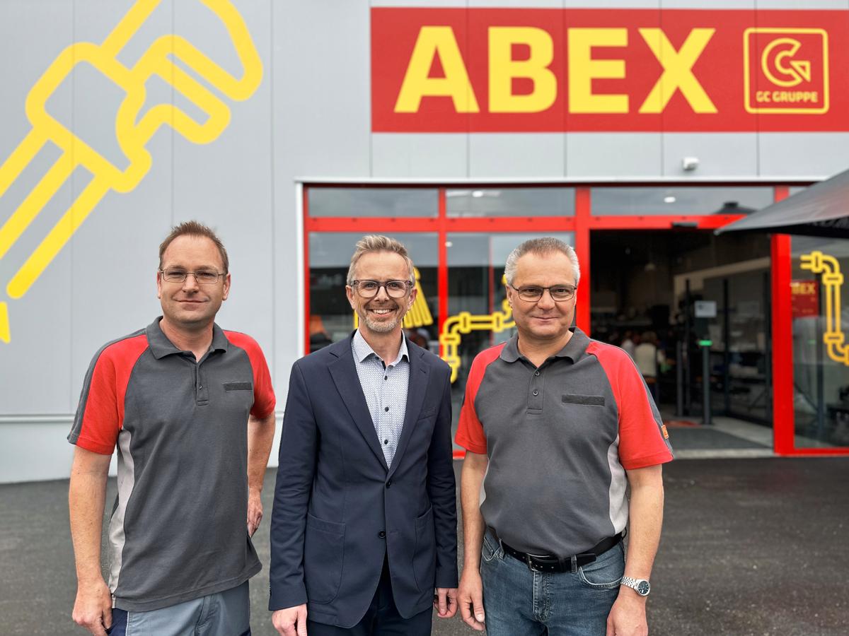 ABEX-Team mit Leiter Stefan Papst (links) sowie Franz Hackl (rechts). Herbert Aichinger, geschäftsführender Gesellschafter der WAGNER HAUSTECHNIK (Mitte), begleitete die Eröffnungsveranstaltung.