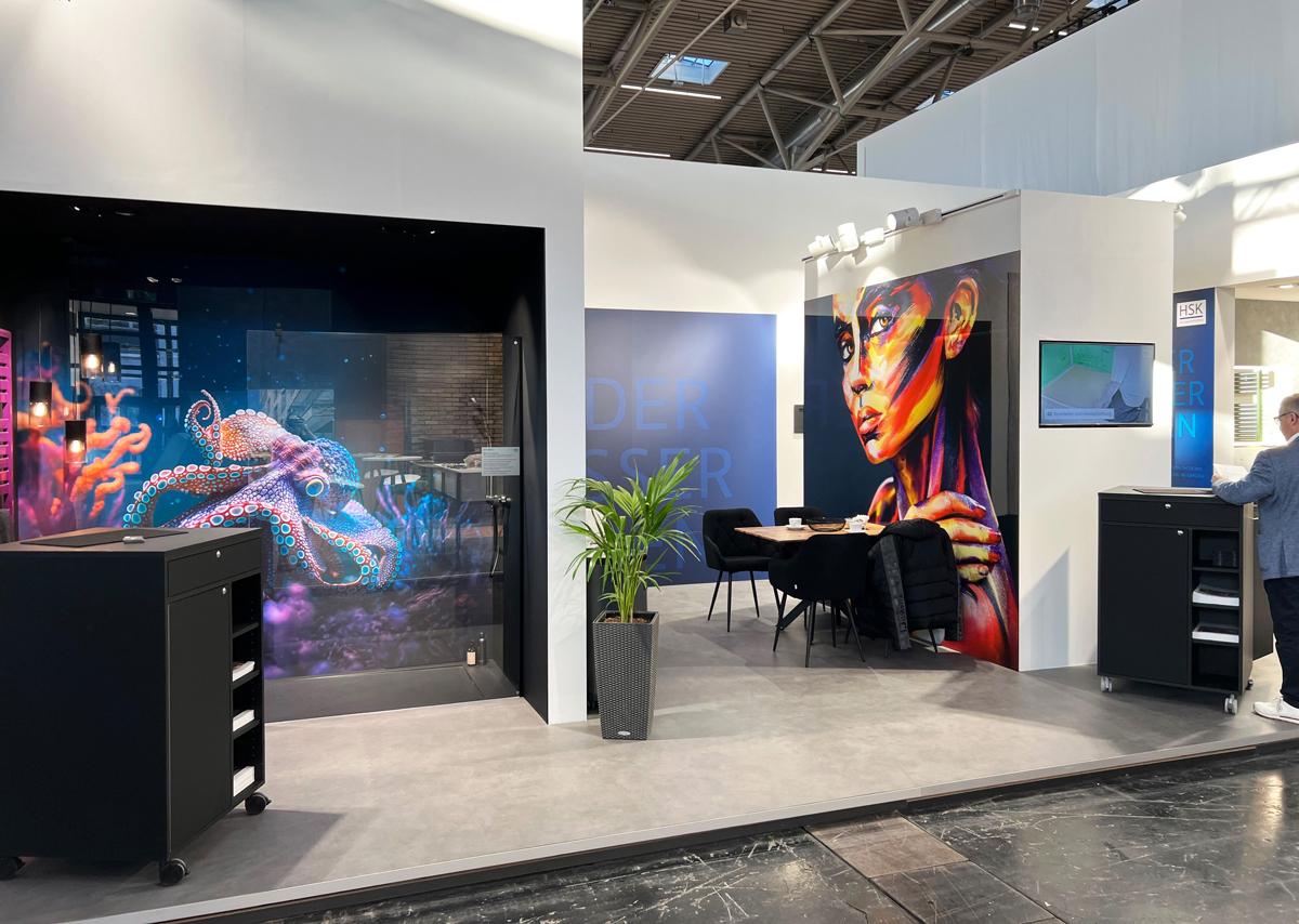 Architektonisches Highlight im Bad: Die RenoDeco Wandverkleidungen von HSK sorgten mit brillanten Motiven für viel Aufmerksamkeit in der Messehalle.