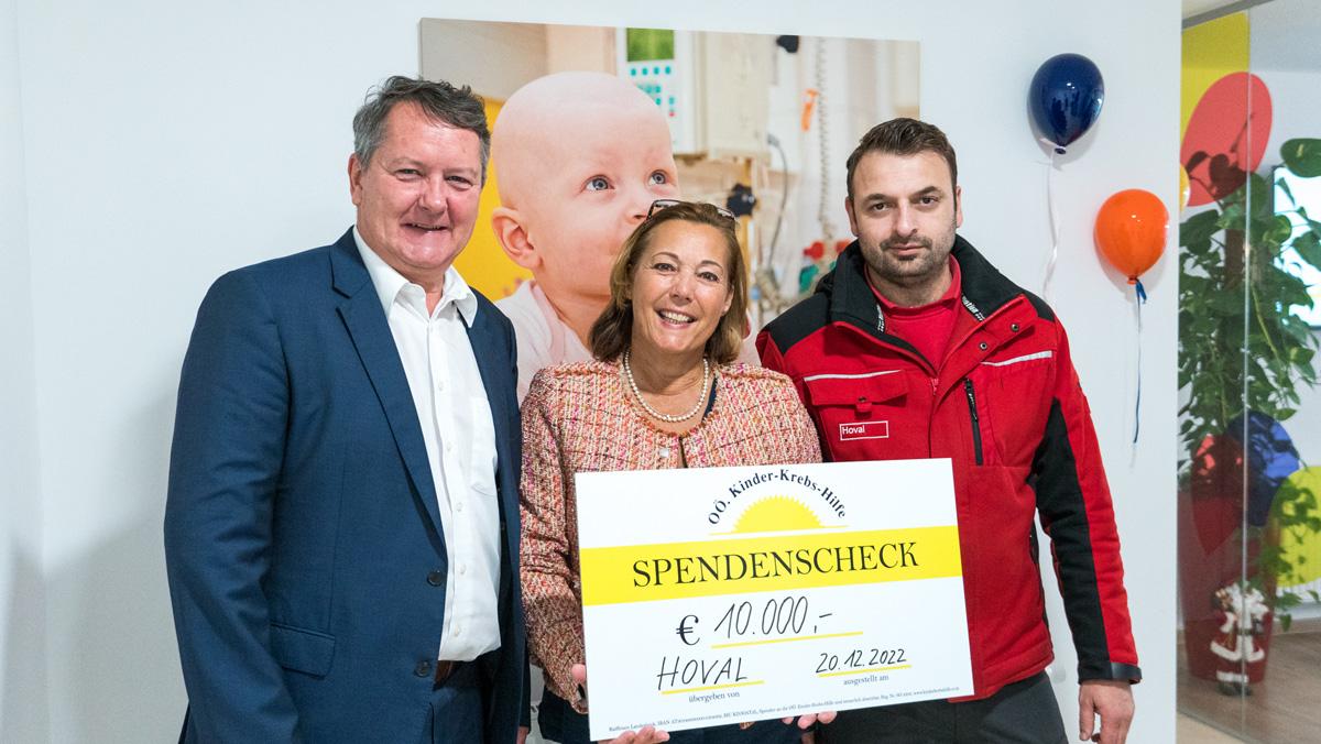 Christian Hofer, GF von Hoval Österreich, und Dragan Marceta, Belegschaftsvertreter bei Hoval, übergeben den Spendenscheck in Höhe von 10.000 Euro an Ulla Burghard-Görisch, Obfrau und Vorstandsmitglied der OÖ. Kinder-Krebs-Hilfe.