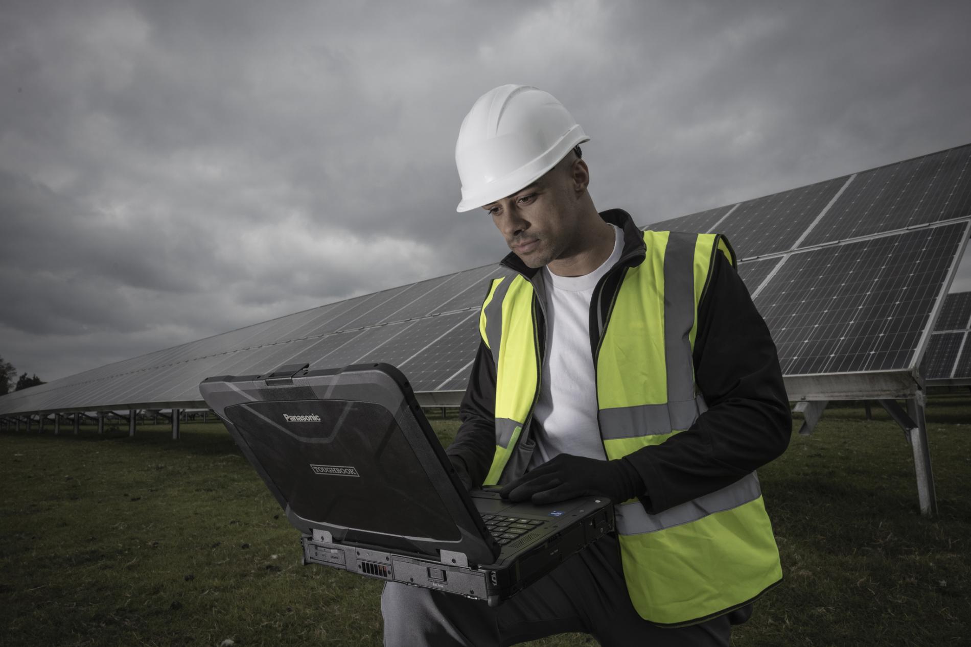 Wartung einer Solaranlage mit dem Panasonic TOUGHBOOK 40