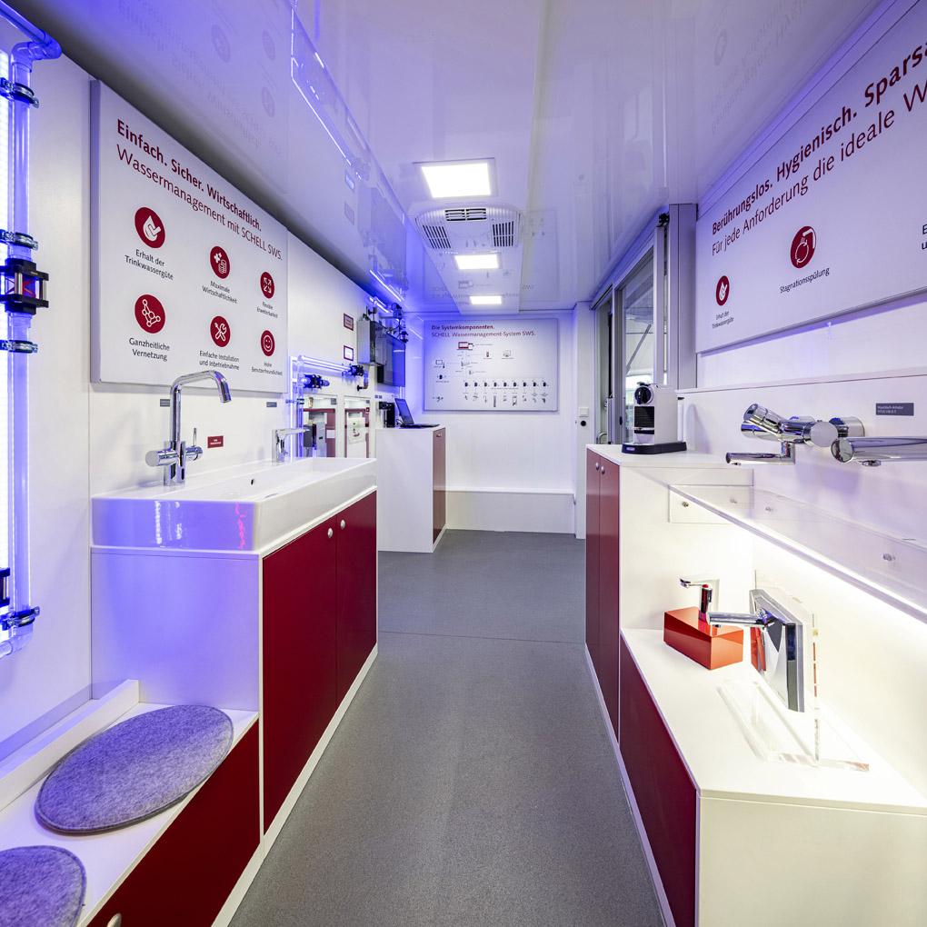 Außen Signalrot – Innen Technik vom Feinsten: Das multifunktionale Schell Mobil hat alle innovativen Lösungen für Trinkwasser- und Nutzerhygiene mit an Bord. So können Besucher anschaulich in die Schell Welt eintauchen.