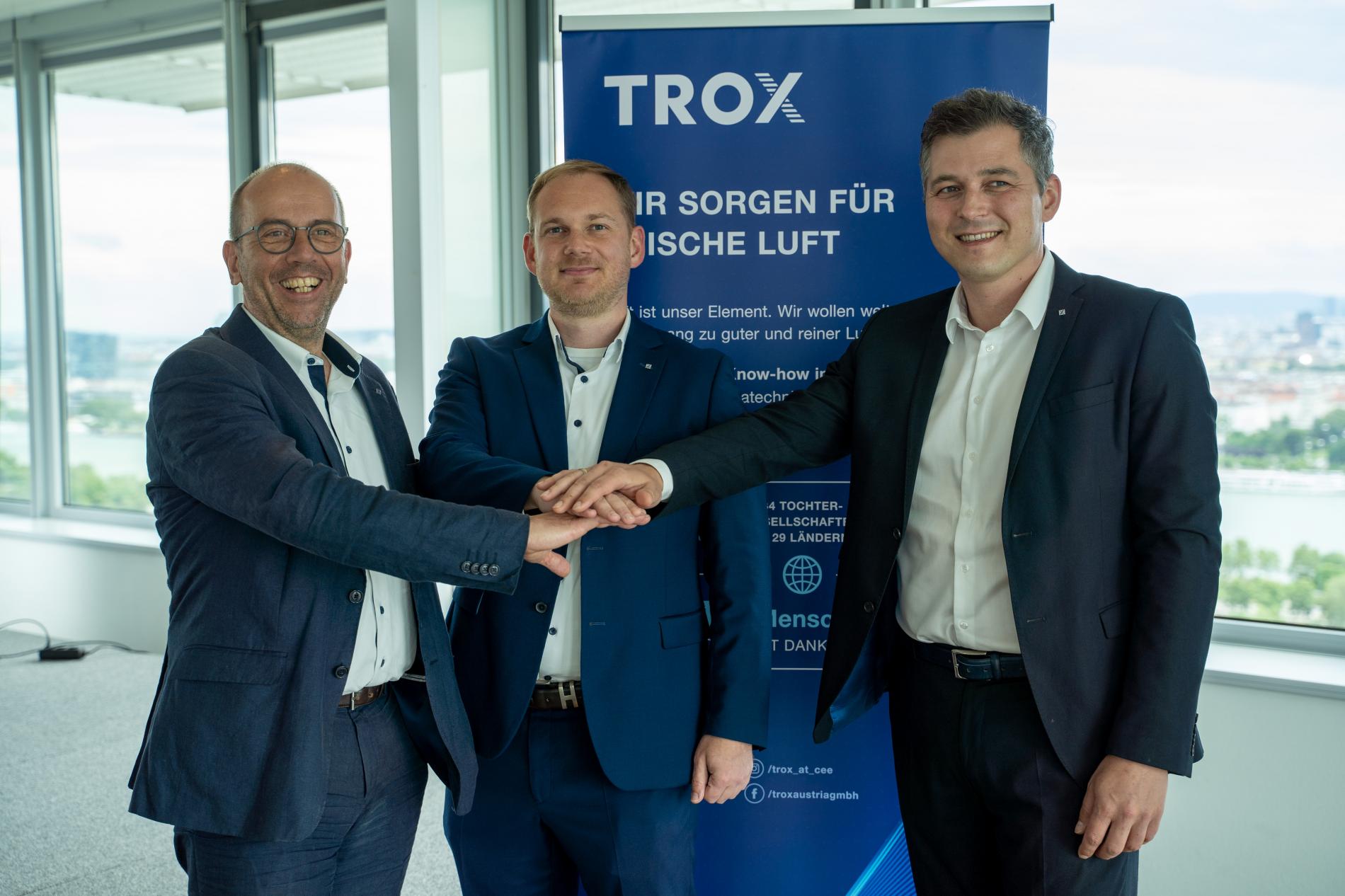 Norbert Lex, sein Nachfolger Mathias Gleitsmann und TROX Geschäftsführer Wolfgang Hucek