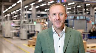 Martin Hackl, Global Director Marketing & Sales, Business Unit Solar Energy, Fronius International GmbH in der Fertigung in Sattled.