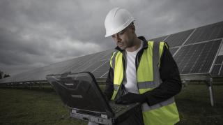 Wartung einer Solaranlage mit dem Panasonic TOUGHBOOK 40