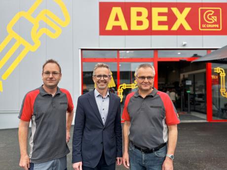 ABEX-Team mit Leiter Stefan Papst (links) sowie Franz Hackl (rechts). Herbert Aichinger, geschäftsführender Gesellschafter der WAGNER HAUSTECHNIK (Mitte), begleitete die Eröffnungsveranstaltung.