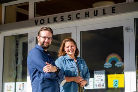 Stefanie Spiesberger, Direktorin der Volksschule Neukirchen bei Altmünster, und Rainhard Ganster, Produktmanager bei Hoval