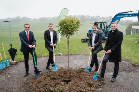 Trotz Corona-Abstand: Gemeinsamer Spatenstich für den Loxone Campus. Von links: Markus Achleitner,  Wirtschafts-Landesrat Oberösterreich, sowie Loxone-Eigentümer Martin Öller und Thomas Moser und Rüdiger Keinberger, CEO von Loxone