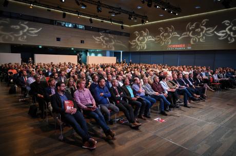 Zum Partnerkongress im Linzer Oberbank Forum begrüßte Ochsner rund 400 Gäste aus 15 Nationen.