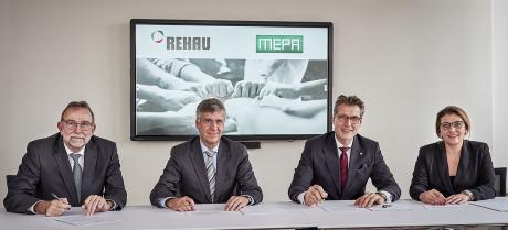 	 Reiner Pauli, Geschäftsführer der MEPA, und Dr. Roger Schönborn, Leiter der REHAU Division Building Solutions (rechts).