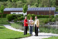 Horst Danner von HOLZ die SONNE ins Haus übergibt den SolarPlexus 2007 | Kategorie Netzwerk an Martina und Manfred Haidler von hmh haustechnik