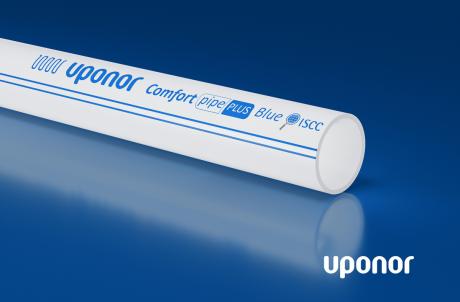 Mit den neuen biobasierten PEX Pipes Blue erreicht Uponor einen um bis zu 90 % reduzierten CO2-Fußabdruck im Vergleich zu PEX-Rohren aus fossilen Rohstoffen basierend auf den EPD-Berechnungen gemäß EN15804+A1, CML / ISO21930.