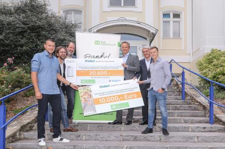 Installateur Thomas Radits, Mag. Mario Edler und Thomas Wick beide SOS Kinderdorfs Hinterbrühl, Dr. Christian Herbinger GF und Mag. Bernhard Leidinger Leiter Marketing & PR beide bei Vaillant Österreich und Daniel Radits Installateur (v.l.n.r.)