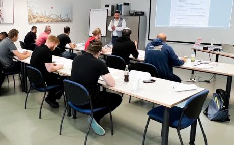 Steffan Rumpler, Manager Training Vaillant Group Austria GmbH bereitet die Teilnehmerinnen und Teilnehmer bestens auf die Feuerpolizeiliche Rauch und Abgasmessprüfung vor. 