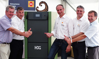 Bundesrat Martin Preineder – selbst stolzer Besitzer eines HDG Kessels, Peter Engelbrechtsmüller, BIM der Rauchfangkehrer, HDG Projektingenieur Andreas Buchegger, HDG GF Martin Ecker und Dr. Herbert Greisberger, GF der Energie- und Umweltagentur Niederöst
