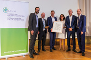   v.l.n.r.:: Marco Saathoff (LichtBlick SE), Dieter Brübach (B.A.U.M. e.V.), Thomas Fuhr (CEO GROHE), Rita Schwarzelühr-Sutter (Parlamentarische Staatssekretärin), Prof. Dr. Maximilian Gege (B.A.U.M. e.V.), Martin Oldeland (B.A.U.M. e.V.). 