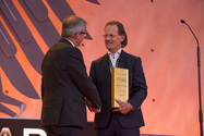 Guido Wiesendahl (li.), Leiter Forschung und Entwicklung bei Kludi, nimmt die Plus X Award-Auszeichnung als „Most Innovative Brand of the Year 2015“ von Jurymitglied Christopher Strobel entgegen.